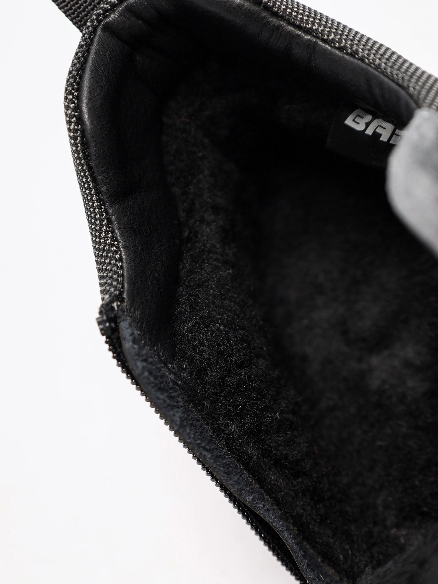 Кроссовки серого цвета комбинированные на низкой подошве